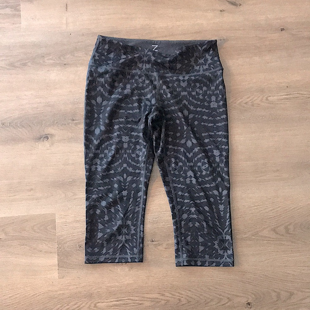 Zella 3/4 leggings in black/gray tie-dye